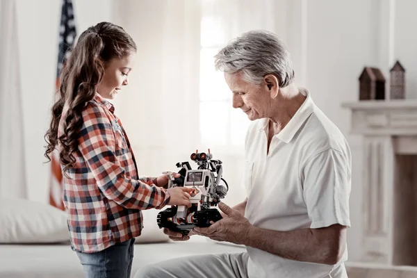 Entzückende Brünette Mädchen spielt mit Opa — Stockfoto