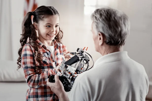 Positiv vågigt hår flicka ser med tacksamhet på grandpa — Stockfoto