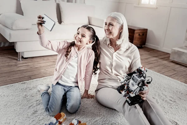 Radiante nieta jovial y la abuela se centra en disparar —  Fotos de Stock