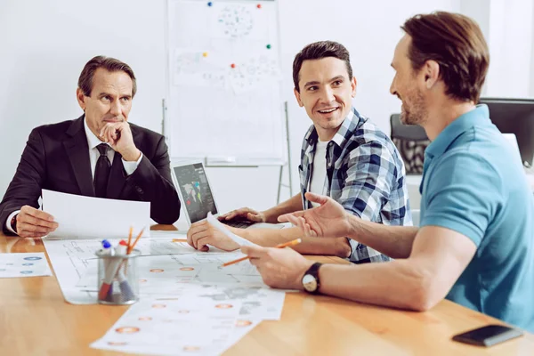 Tres ingenieros inteligentes discutiendo sus planes —  Fotos de Stock