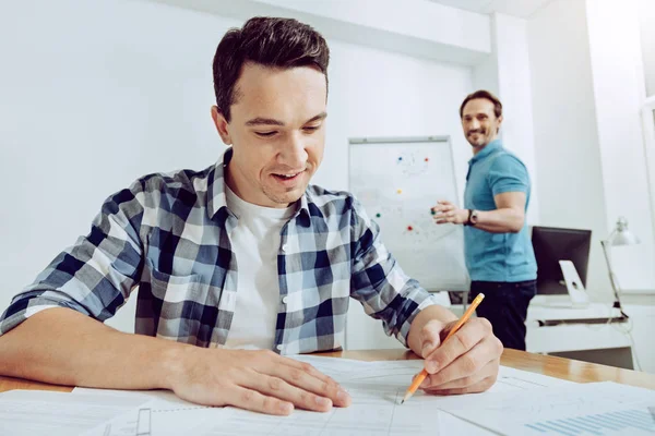 Ingeniero escrupuloso haciendo cambios en su proyecto —  Fotos de Stock