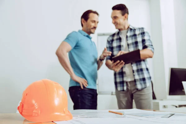 Due ingegneri seri che parlano di lavoro — Foto Stock