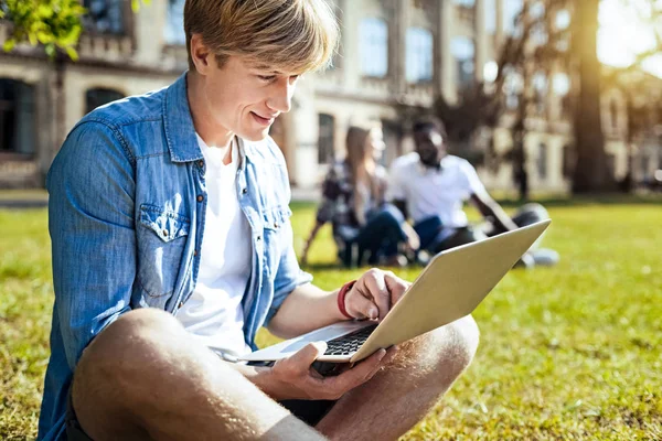 Pozitivní radost student pracuje s jeho laptop — Stock fotografie