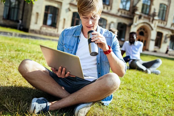 Konzentrierte männliche Person trinkt Tee — Stockfoto