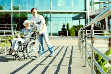 Mutlu insanlar üzerinde güneşli street yürüyüş