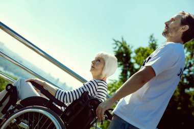 Konsantre insanlar şehrin dört gözle