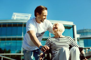 Dostane bir atmosferde. Yüzünde gülümseme tutmak ve onun hastası olarak izlerken kafa dönme neşeli erkek kişi