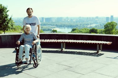 Doğruca kameraya bakarak mutlu sarışın kadın