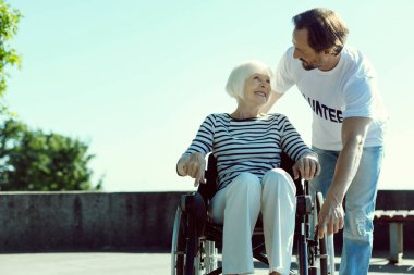 Özenli erkek kişi hastasına yardım