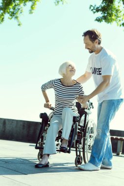 Tekerlekli bırakarak mutlu olgun kadın