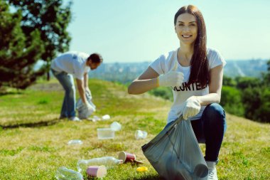 Gönüllü parmağını kadar yükselterek memnun