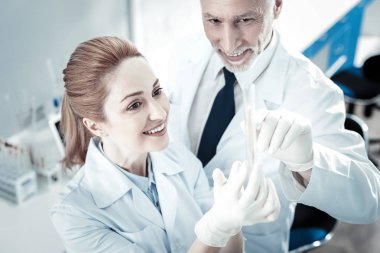 Tüp pozitif neşeli bilim adamları