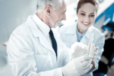 Bir test tüpünde bir örnek ile seçici odak