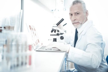 Dizüstü bilgisayarda çalışan akıllı ciddi bilim adamı