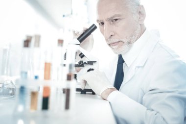 Laboratuarda çalışan profesyonel sakallı bilim adamı