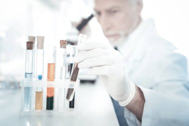 Bir test tüpünde alınan seçici odak