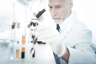 Bir test tüpünde alarak akıllı yakışıklı biyolog