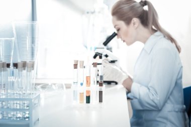 Seçici odak test tüplerinin masanın üstünde duran