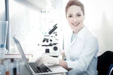 Laptop çalışma mutlu kadın bilim adamı