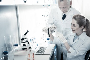 Neşeli akıllı biyologlar test örneği arıyorum