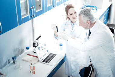 Neşeli mutlu bilim adamları yaptıkları proje hakkında mutlu olmak