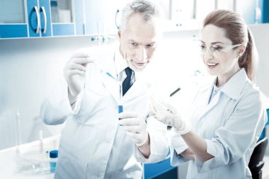 Pozitif profesyonel bilim adamları laboratuarda birlikte çalışma