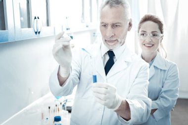 Onun bu işle profesyonel erkek biyolog