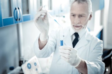 Seçici odak test tüpünden götürülüyor örneği