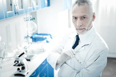 Onun gözlük tutan profesyonel erkek bilim adamı