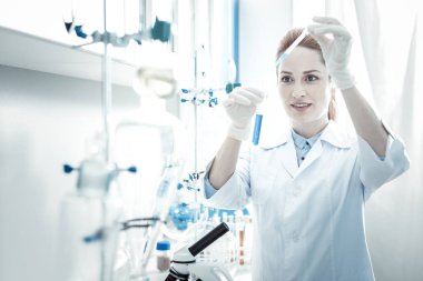 Bir örnek alarak olumlu kadın biyolog