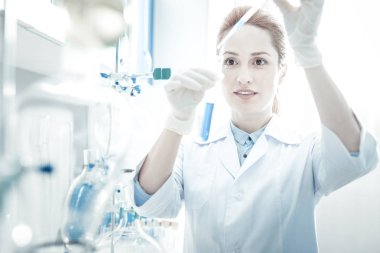 Laboratuarda çalışan neşeli güzel kadın