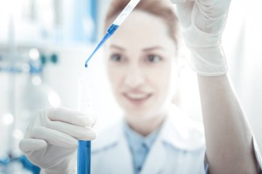 Seçici odak bir damla sıvı