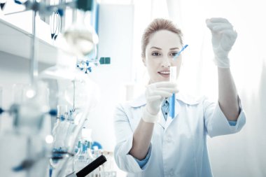 Onun projede çalışan neşeli kadın biyolog