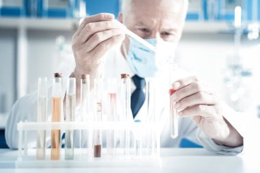 Profesyonel akıllı biyolog test örnekleri ile çalışma