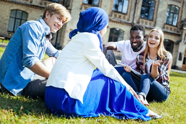 Jóvenes alegres charlando al aire libre juntos —  Fotos de Stock