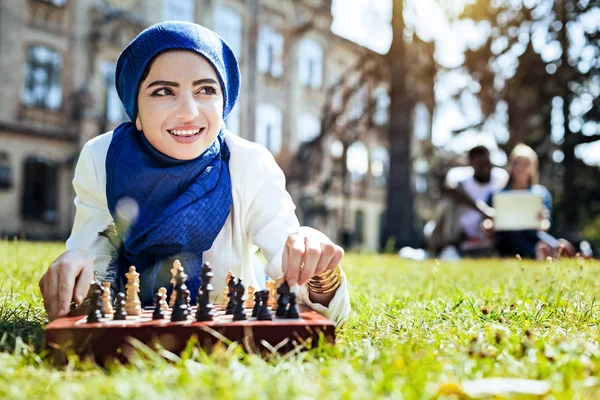 Belle fille rêvant tout en jouant aux échecs — Photo