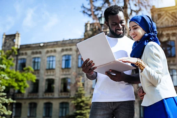 Multikulturní mladých lidí, kteří používají notebook venku — Stock fotografie