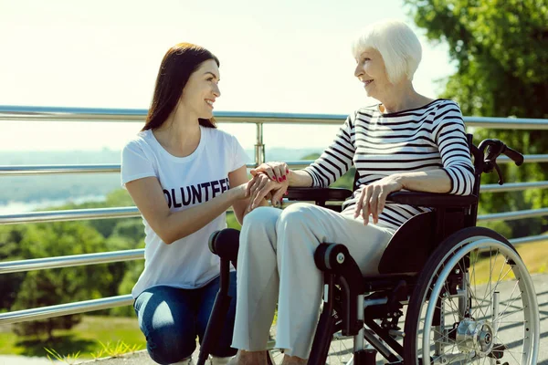 Increíble voluntaria apoyando a su amiga —  Fotos de Stock