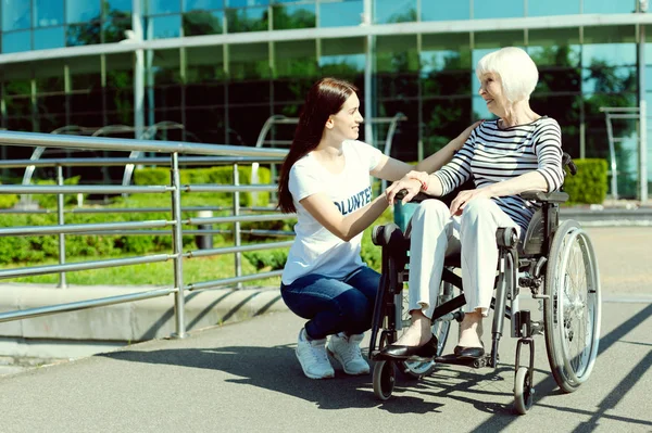 그녀의 도우미를 보고 놀란된 여자 — 스톡 사진