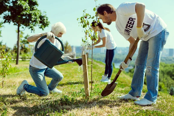 Ağır spade kullanan ciddi adam