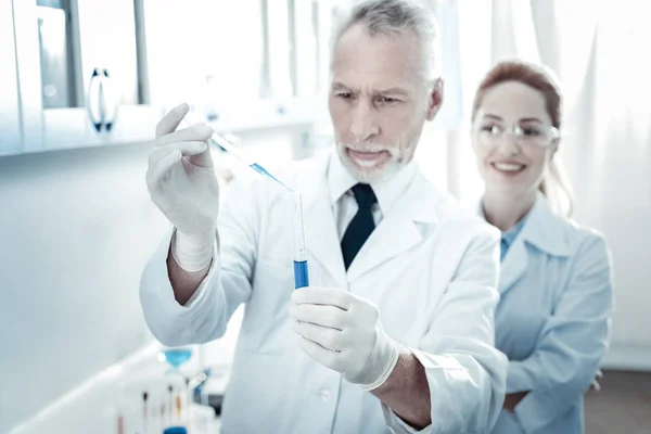 Tubo de ensaio mantido por um cientista profissional inteligente — Fotografia de Stock