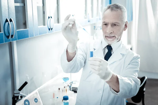 Biólogo masculino sério em pé no laboratório — Fotografia de Stock