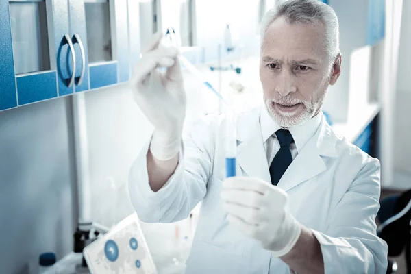 Kimyasal bir araştırma yaparak ciddi sakallı bilim adamı — Stok fotoğraf