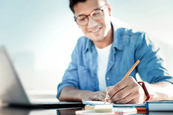 Focused foto sulla mano maschile che la scrittura avviso — Foto Stock