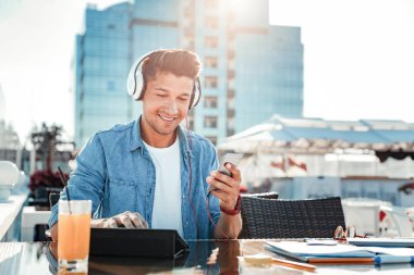 Neşeli adam onun gadget'lar ile oynamak