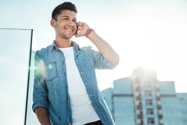 Kendine güvenen erkek kişi cam duvara yaslanmış