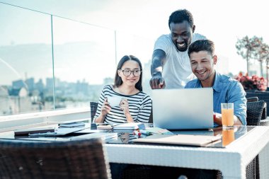 Laptop işaret neşeli Afro-Amerikan