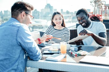 Onun fikri gösteren özenli esmer adam