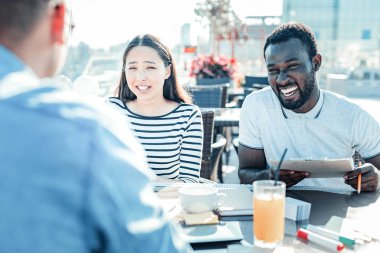 Şaka gülen neşeli sakallı adam