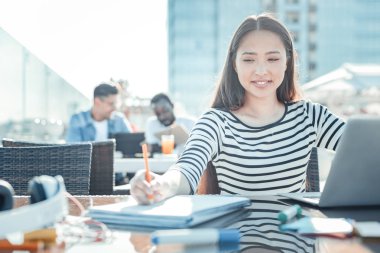 Çekici Uluslararası kız işini yapıyor